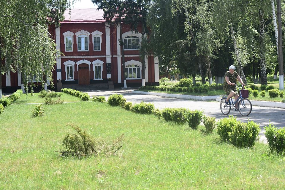 Окремо варто відзначити історичну складову місця розташування майбутнього спортивного об’єкта. Майданчик зводиться по вулиці Віталія  Галянта, солдата Збройних сил України, який загинув 2014 року на російсько-українській війні. А поряд збереглася цегляна 