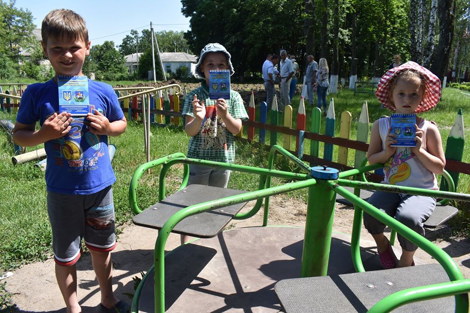 Будівництво міні-футбольного поля в Розкішній. Фото