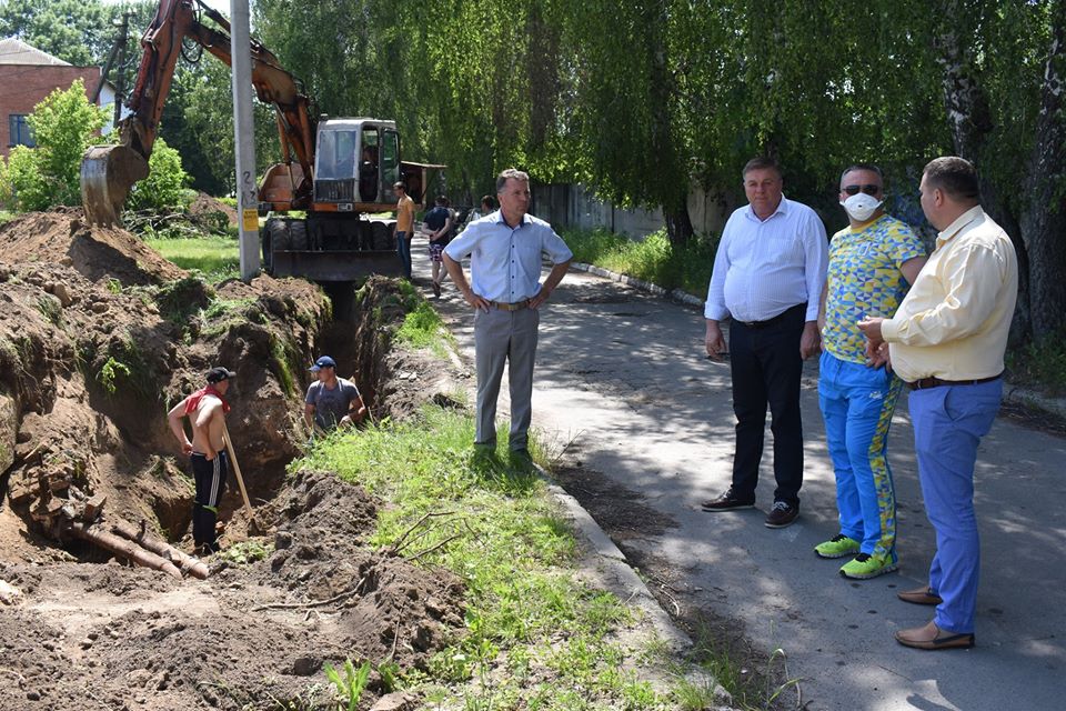 Будівництво футбольного поля в Ставищі. Фото