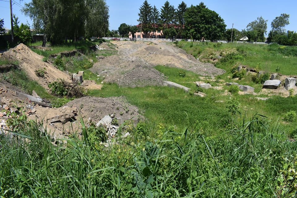 Будівництво футбольного поля в Ставищі. Фото