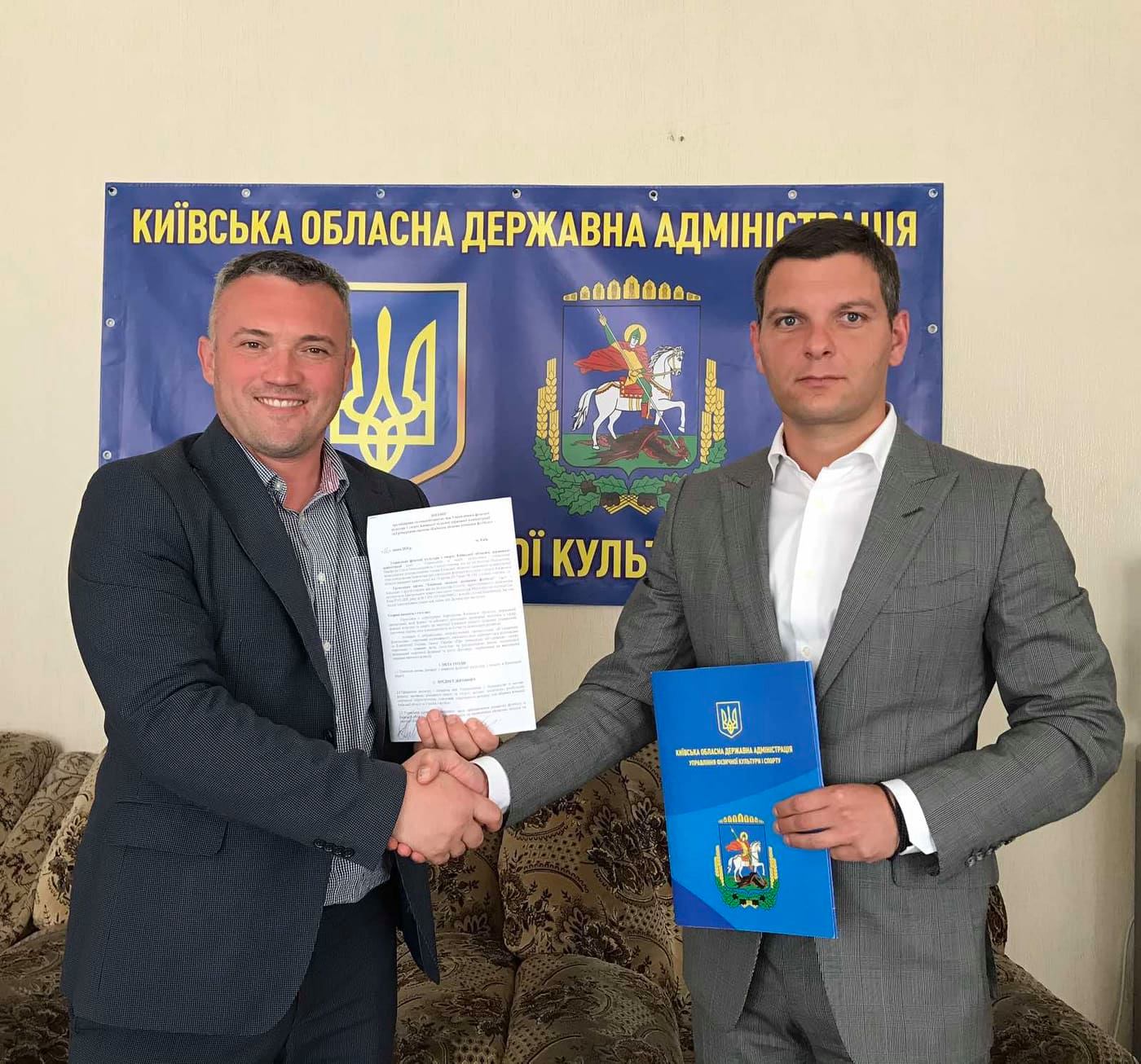 Підписання договору з асоціацією футболу. Фото
