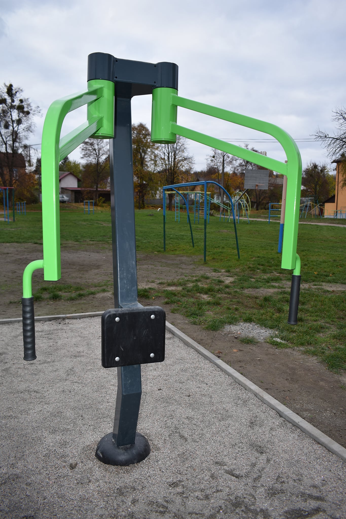 Ржищів. Відкрито міні-футбольне поле та воркаут-майданчик. Фото