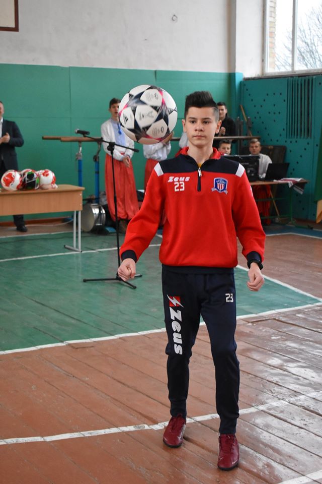 Відкриття футбольного поля в Бишеві. Фото