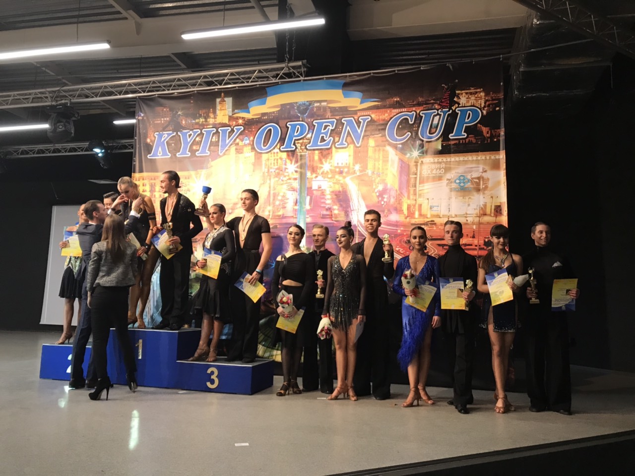 нагородження фіналістів у латиноамериканській програмі. фото