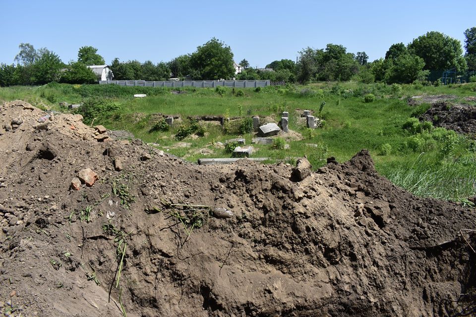 Будівництво футбольного поля в Ставищі. Фото