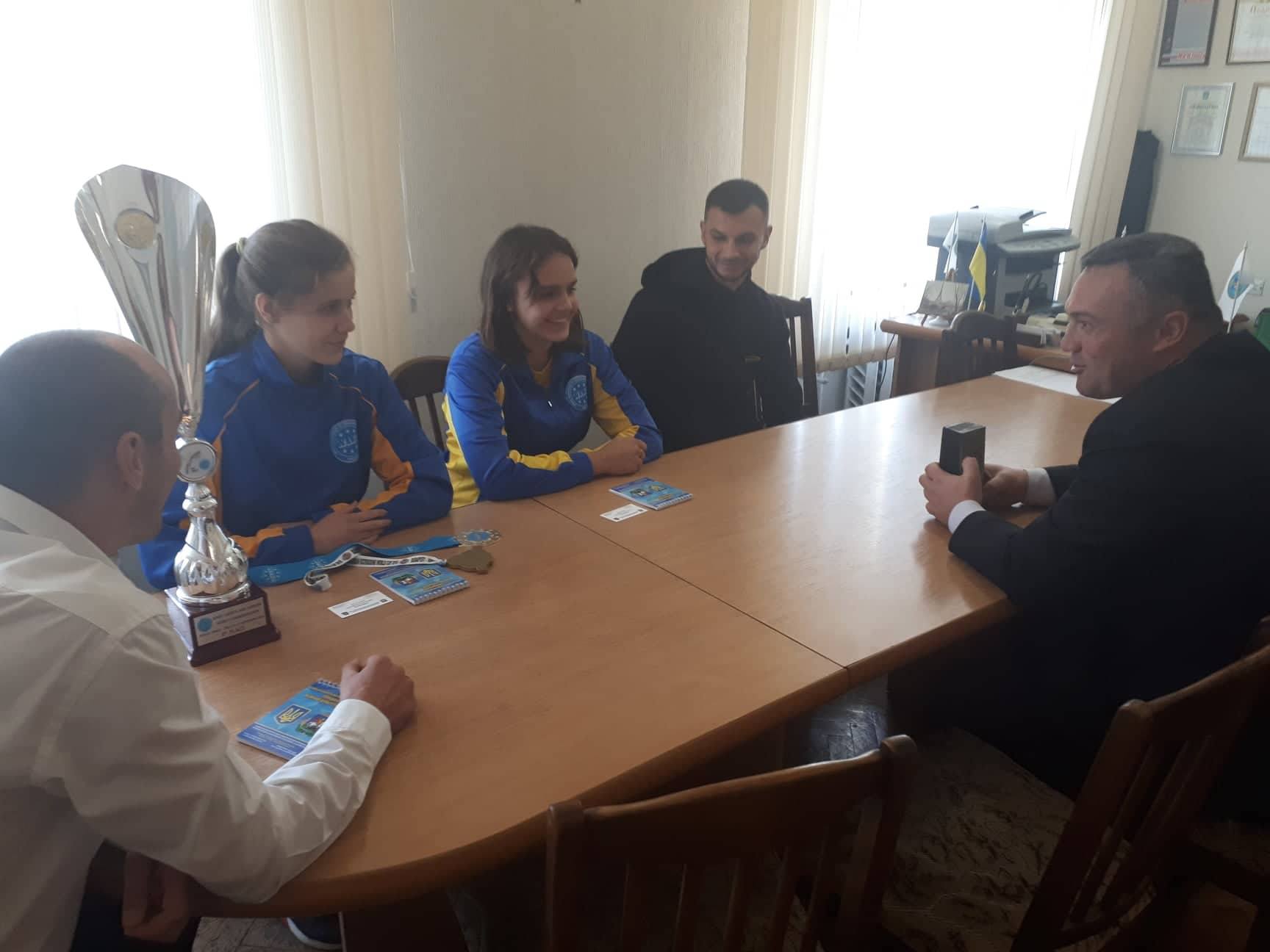 Сергій Тимофєєв зустрівся з переможцями ЧС з кікбосингу. Фото