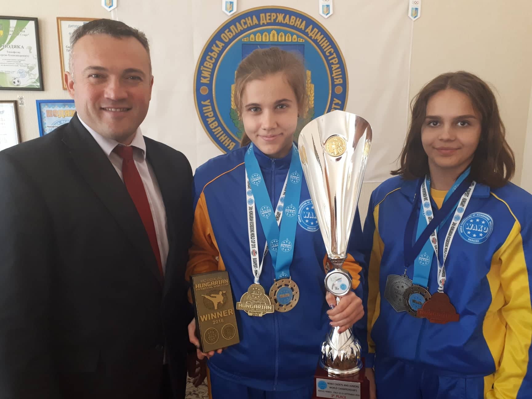 Сергій Тимофєєв зустрівся з переможцями ЧС з кікбосингу. Фото