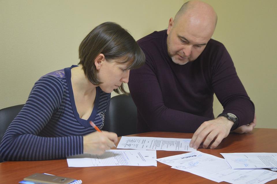 Передача комплекту штучного покриття для футбольних полів, Пірнове. Фото