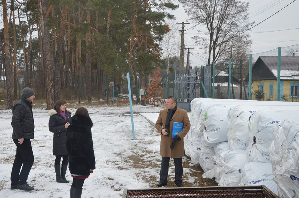Передача комплекту штучного покриття для футбольних полів, Пірнове. Фото