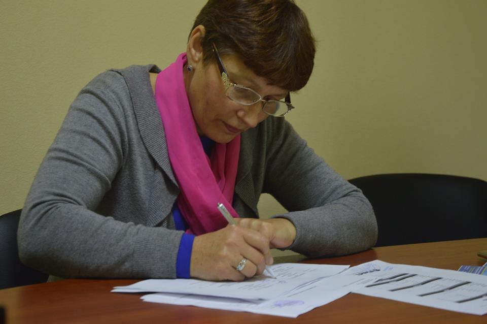 Передача комплекту штучного покриття для футбольних полів, Пірнове. Фото