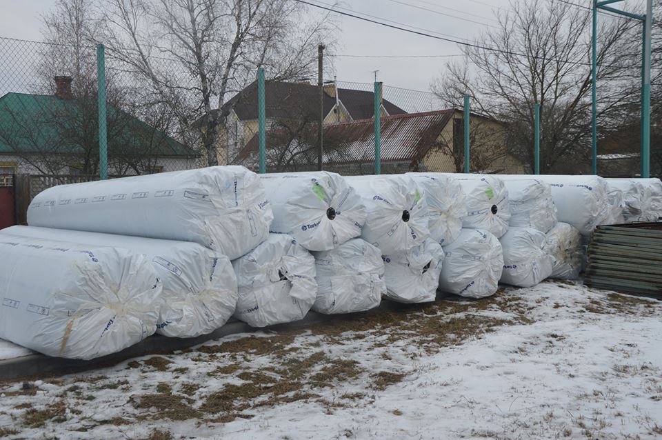 Передача комплекту штучного покриття для футбольних полів, Пірнове. Фото