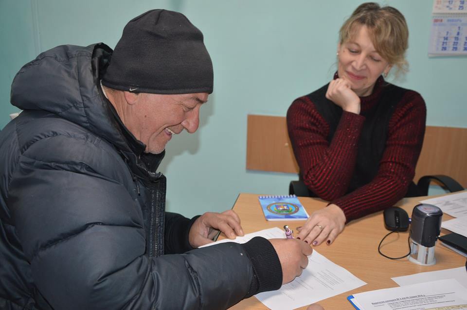 Передача комплекту штучного покриття для футбольного поля до Вишгороду. Фото