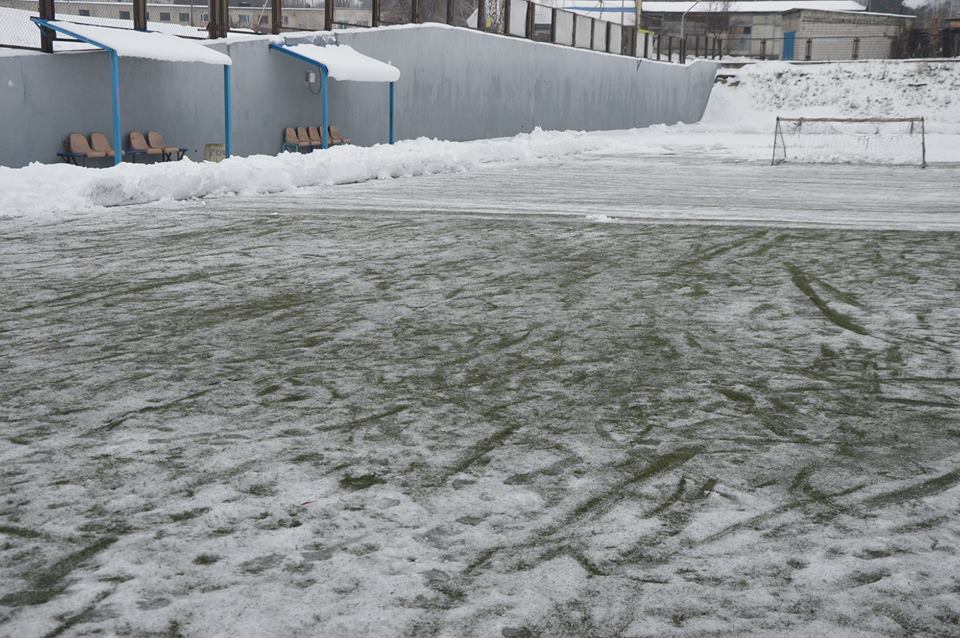 Передача комплекту штучного покриття для футбольного поля до Вишгороду. Фото