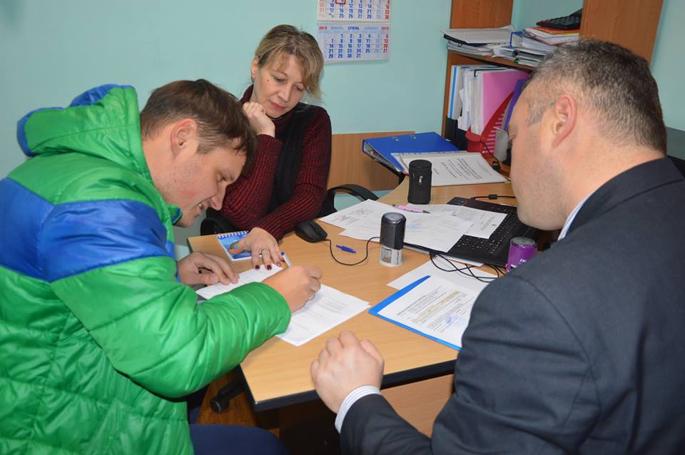 Передача комплекту штучного покриття для футбольного поля до Вишгороду. Фото