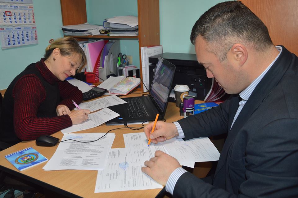 Передача комплекту штучного покриття для футбольного поля до Вишгороду. Фото