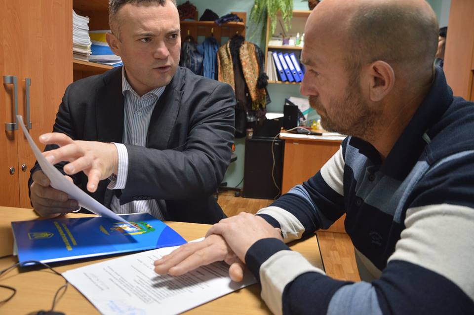 Передача комплекту штучного покриття для футбольного поля до Вишгороду. Фото
