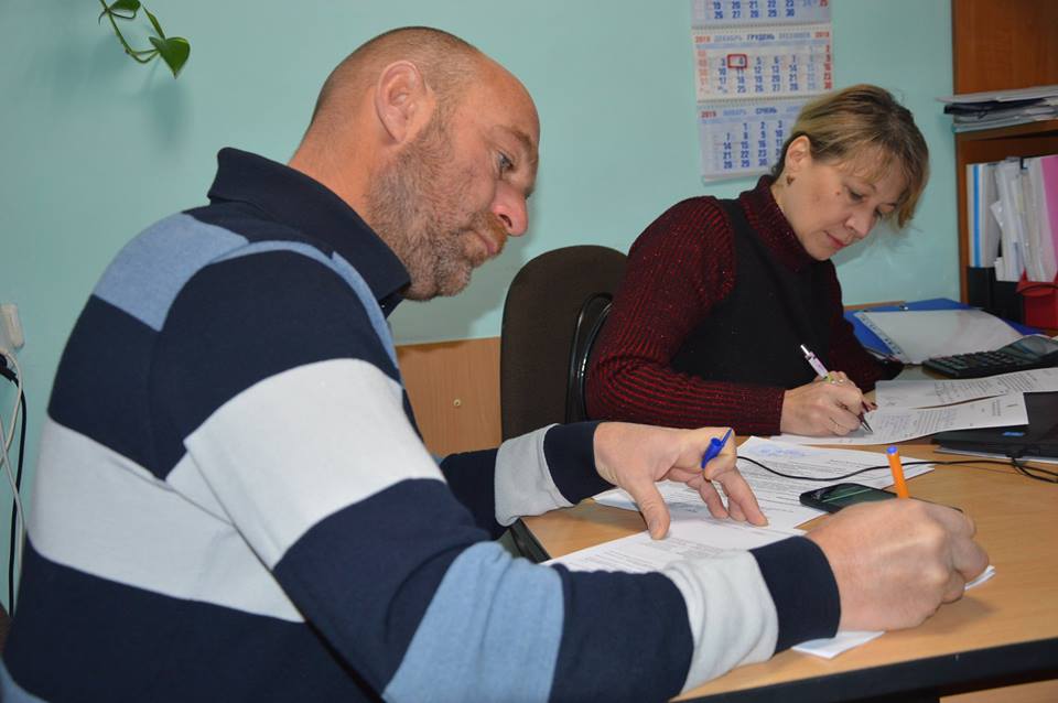 Передача комплекту штучного покриття для футбольного поля до Вишгороду. Фото