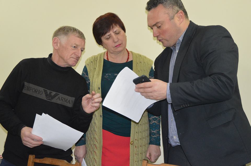 Передача штучного покриття для футбольного поля до Іванкова. Фото