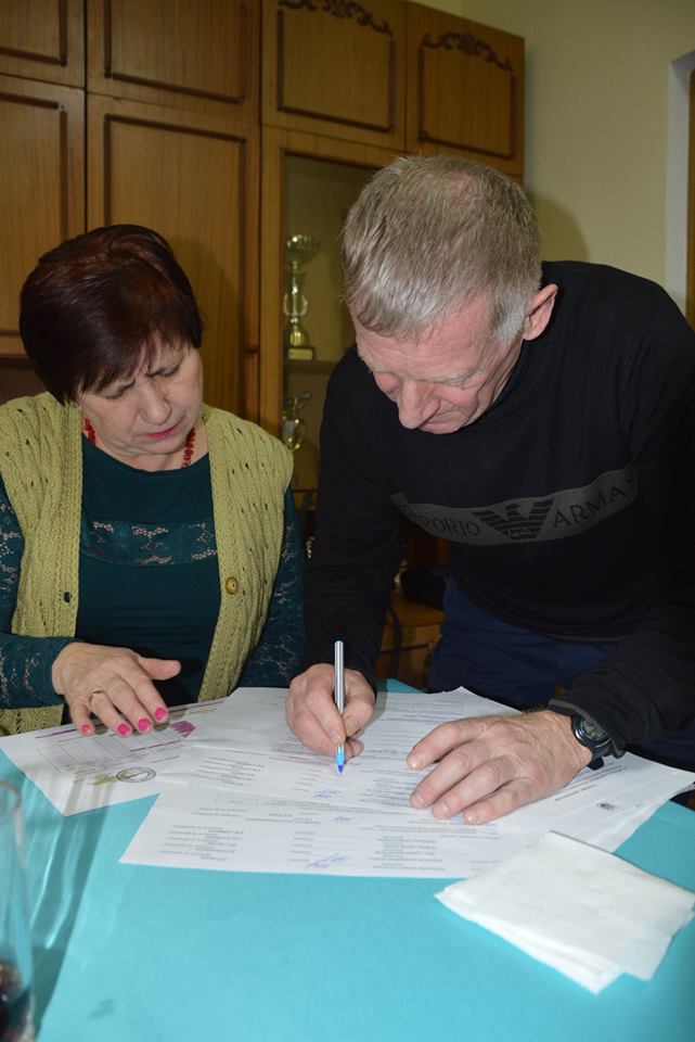 Передача штучного покриття для футбольного поля до Іванкова. Фото