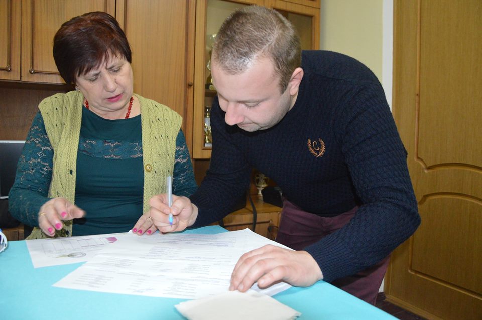 Передача штучного покриття для футбольного поля до Іванкова. Фото