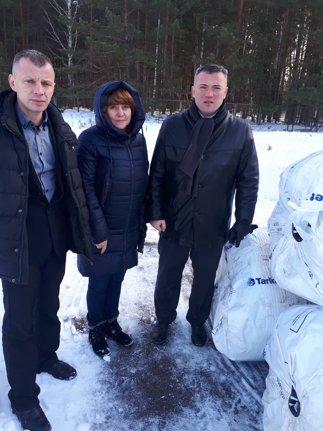 Передача штучного покриття для футбольного поля до Славутича. Фото