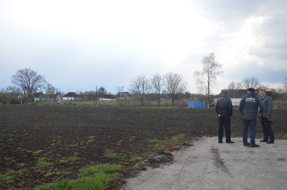 Будівництво спортивного майданчика у Пустоварівці. Фото