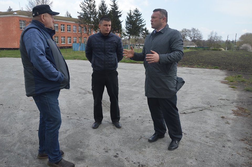 Будівництво спортивного майданчика у Пустоварівці. Фото