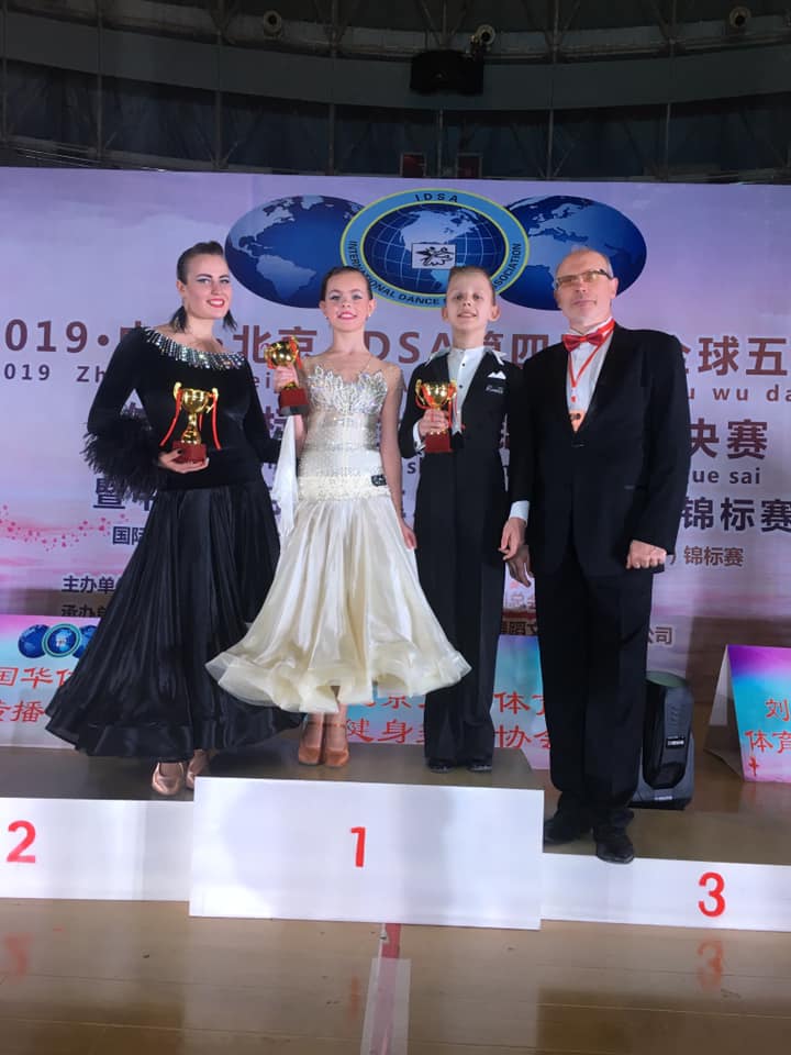 представники клубу Oltex Пігулевська Даніела, пара Микитенко Іван- Лісова Поліна, президент клубу Владислав Пігулевський