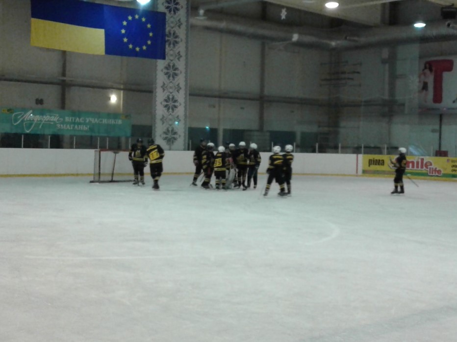 Матчі Міжрегіональної дитячої хокейної ліги України. Фото