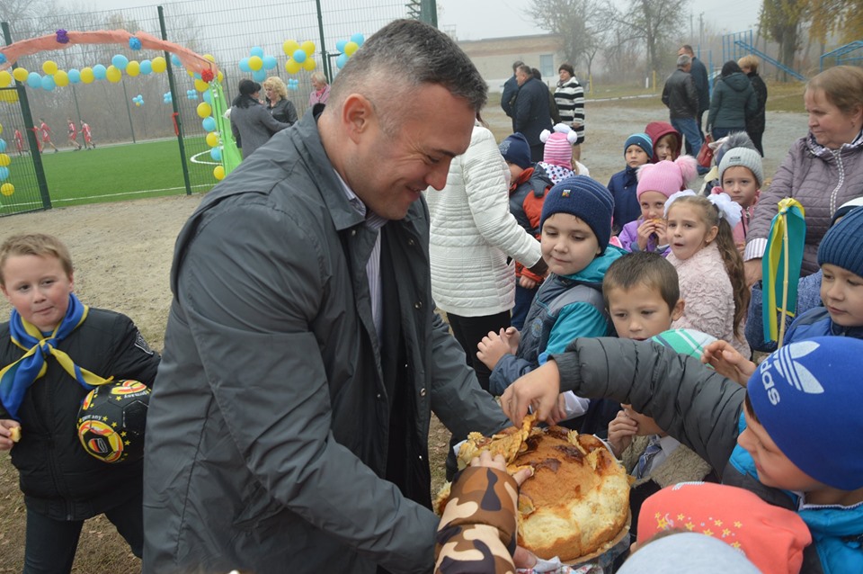 Відкриття спортивного майданчика в Росаві. Фото