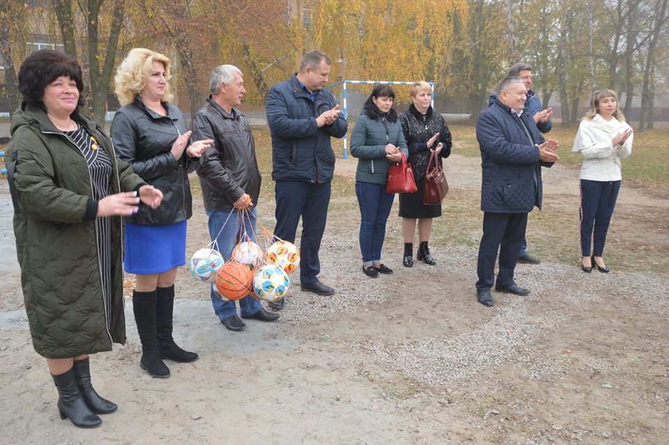Відкриття спортивного майданчика в Росаві. Фото