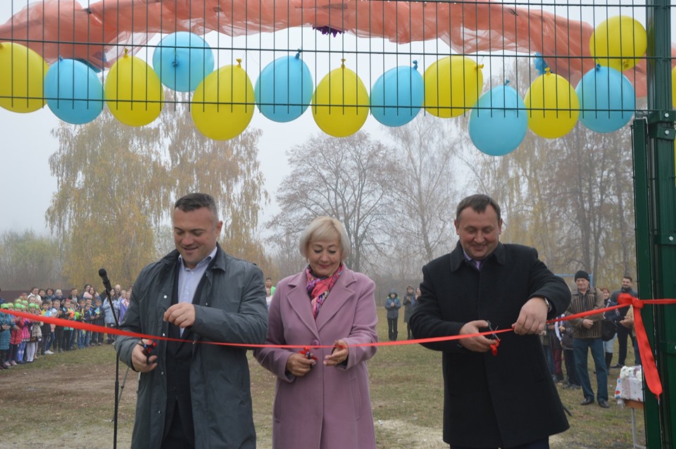 Відкриття спортивного майданчика в Росаві. Фото