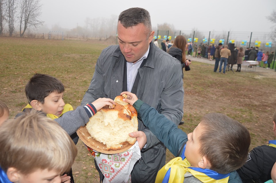 Відкриття спортивного майданчика в Росаві. Фото