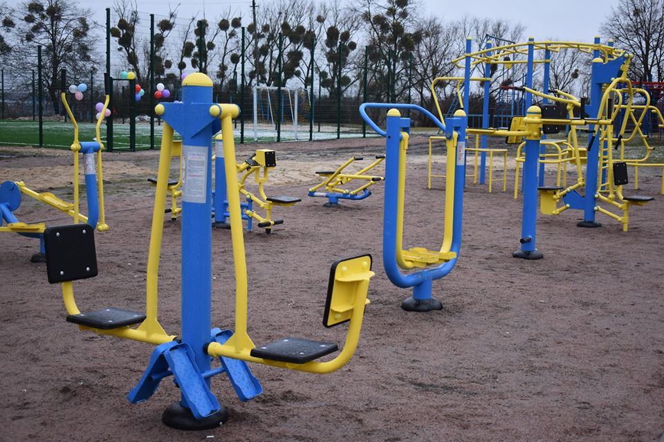 Відкриття футбольного поля в Бишеві. Фото