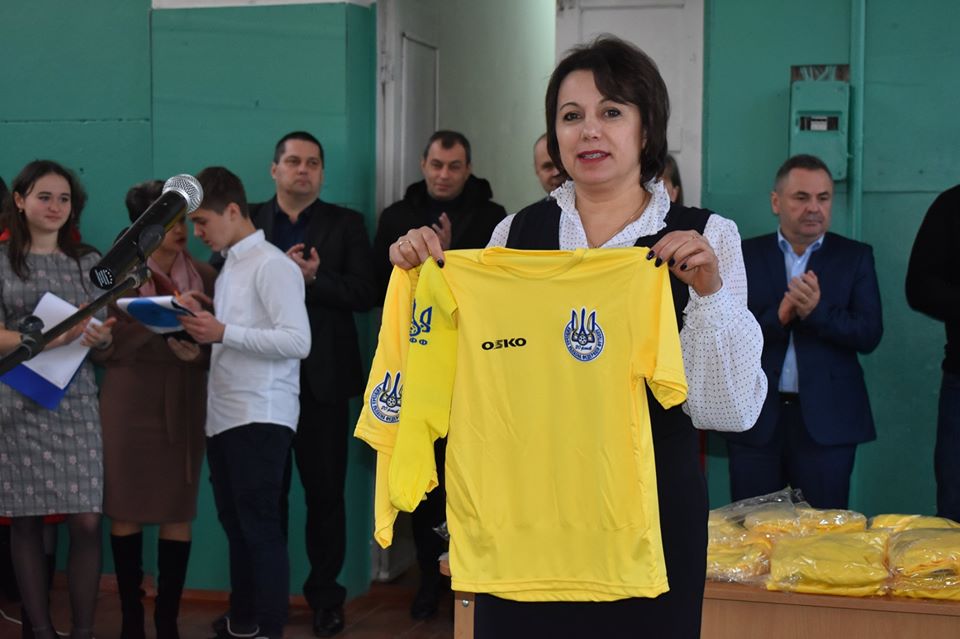 Відкриття футбольного поля в Бишеві. Фото