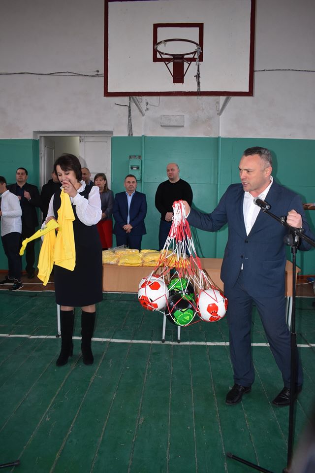 Відкриття футбольного поля в Бишеві. Фото