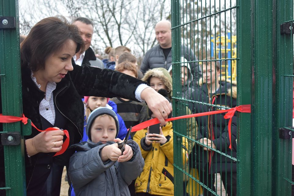 Відкриття футбольного поля в Бишеві. Фото