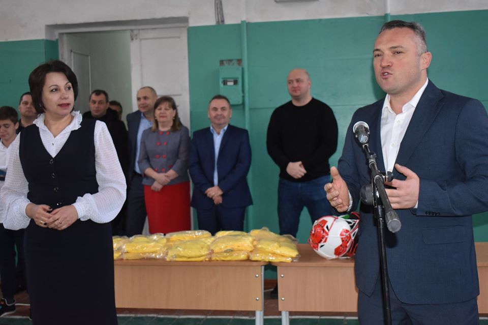 Відкриття футбольного поля в Бишеві. Фото