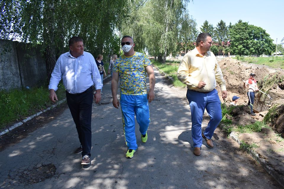 Будівництво футбольного поля в Ставищі. Фото