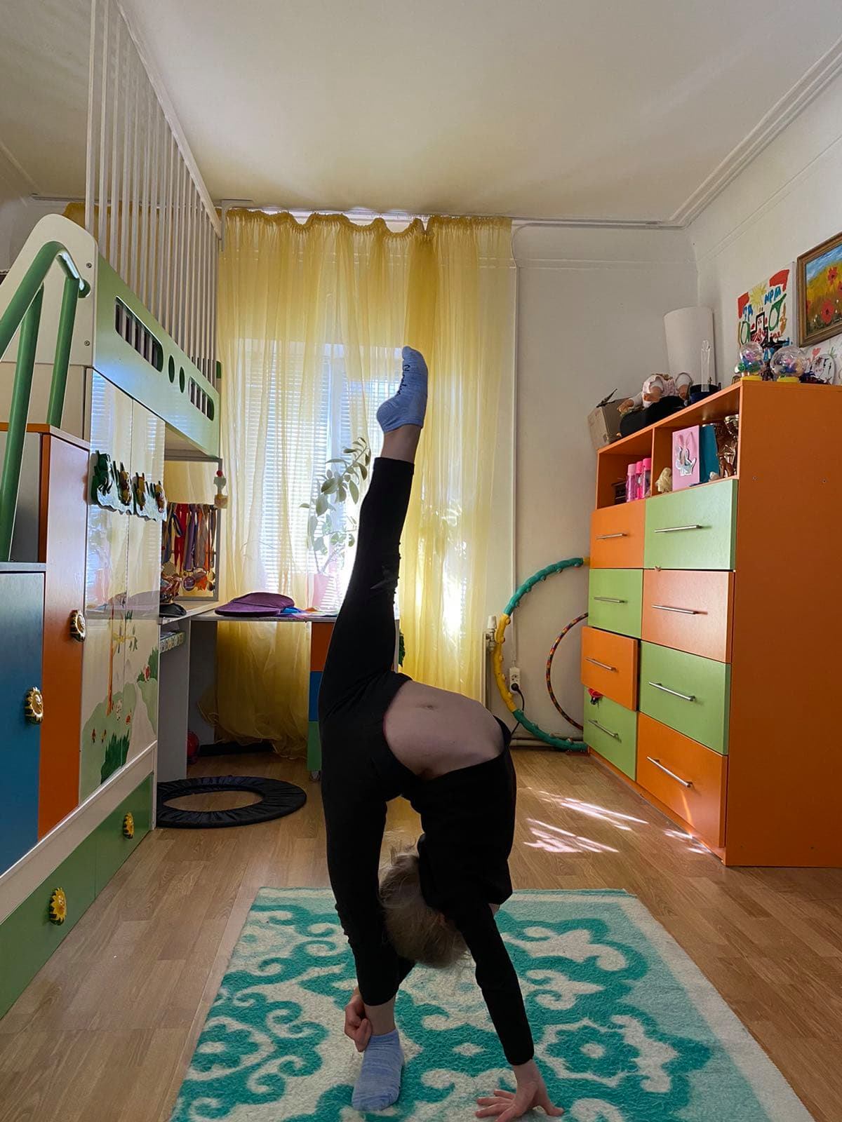 Спорт вдома від художніх гімнасток. Фото