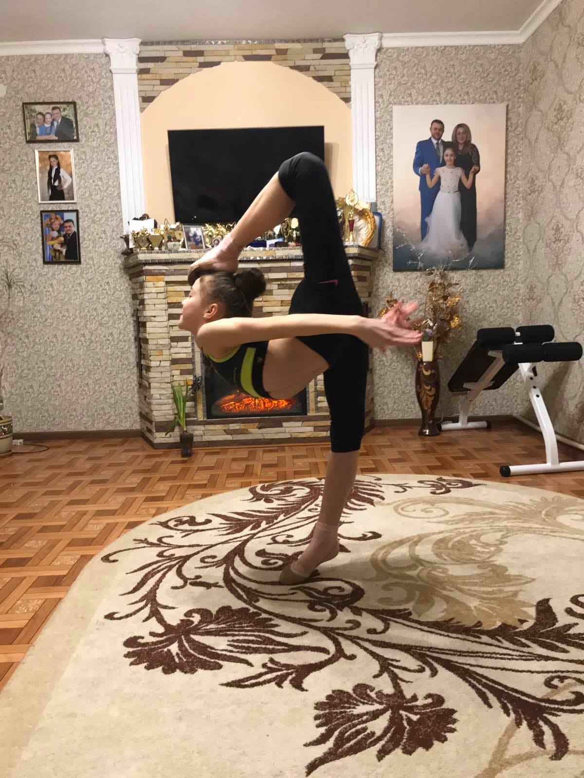 Спорт вдома від художніх гімнасток. Фото