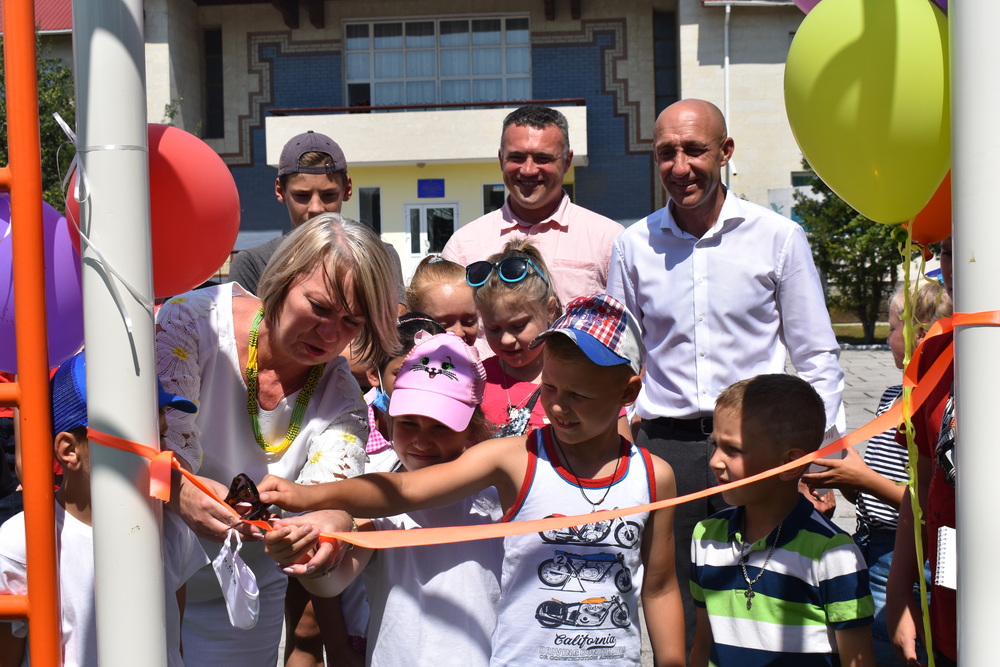 Відкриття воркаут-майданчика в Новому Заліссі. Фото