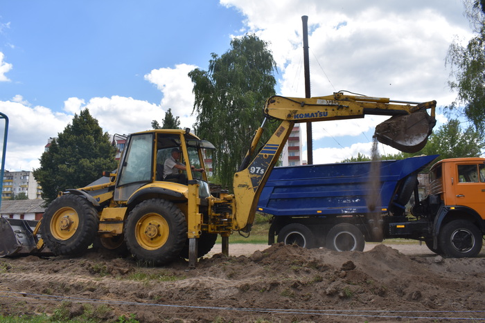 Будівництво футбольного поля в Богуславі. Фото