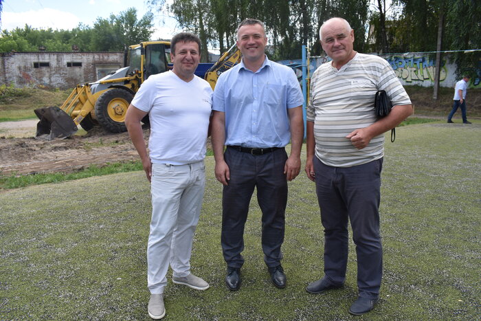 Будівництво футбольного поля в Богуславі. Фото