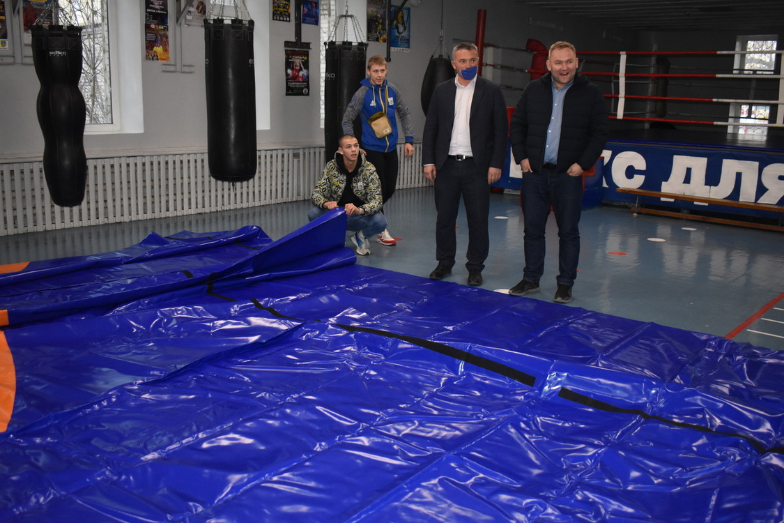 Управління молоді та спорту передало борцівський спортивний інвентар громадам Київщини. фото