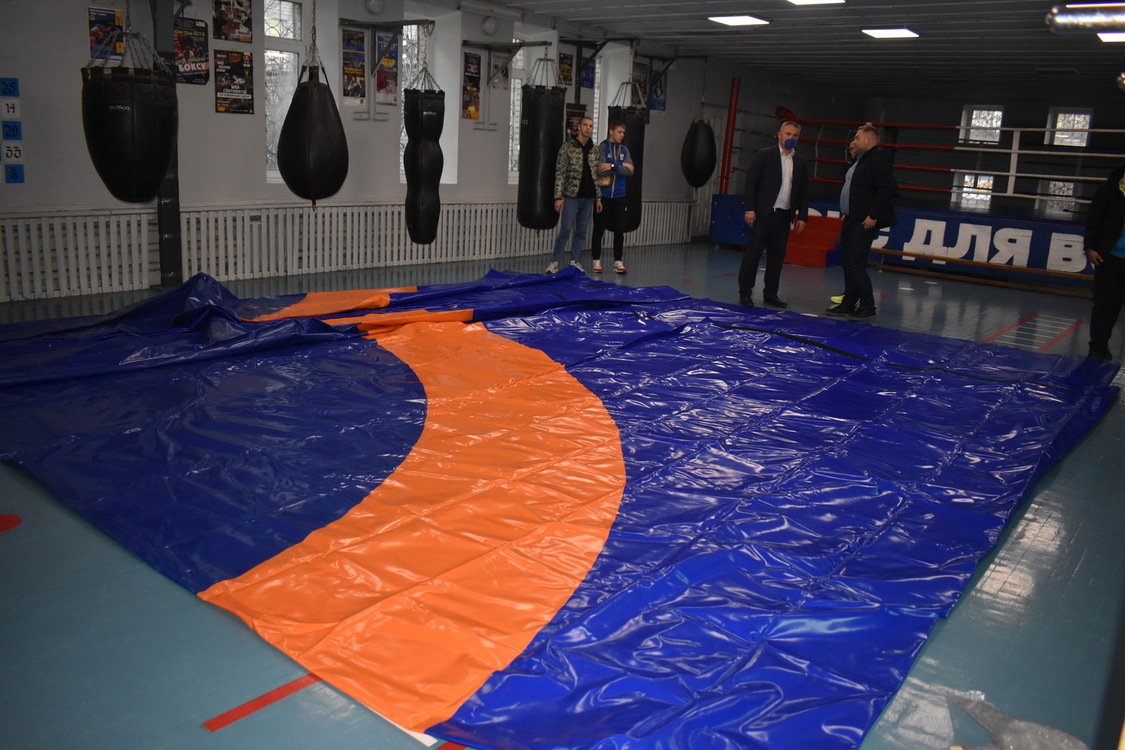 Управління молоді та спорту передало борцівський спортивний інвентар громадам Київщини. фото