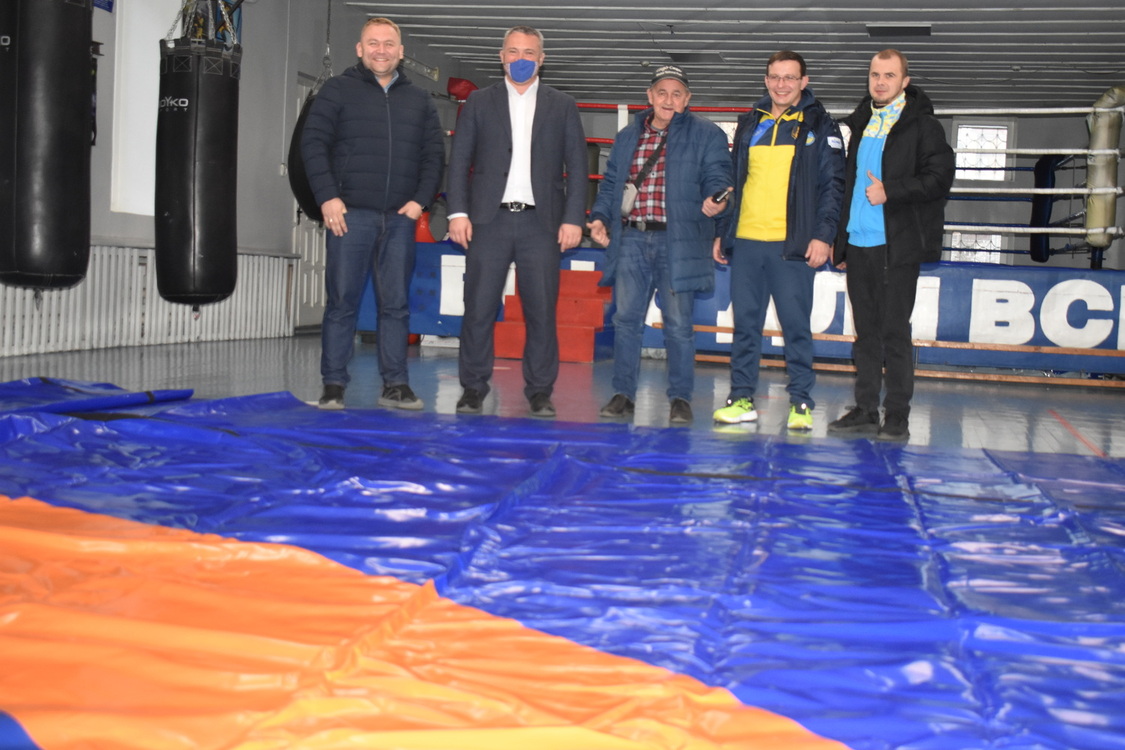 Управління молоді та спорту передало борцівський спортивний інвентар громадам Київщини. фото