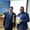 Ігор Жданов відзначив велошколу Промінь дипломом за перше місце. Фото