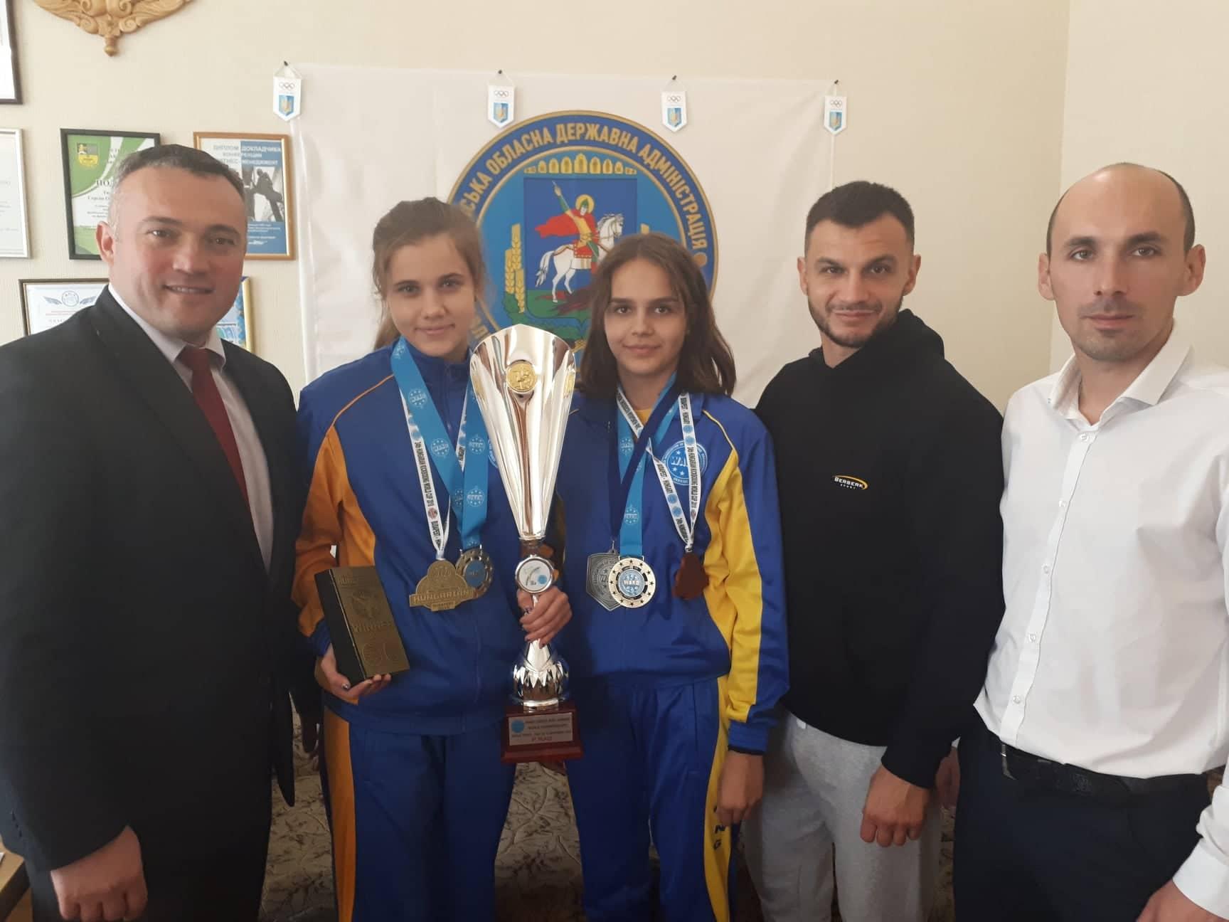 Сергій Тимофєєв зустрівся з переможцями ЧС з кікбосингу. Фото