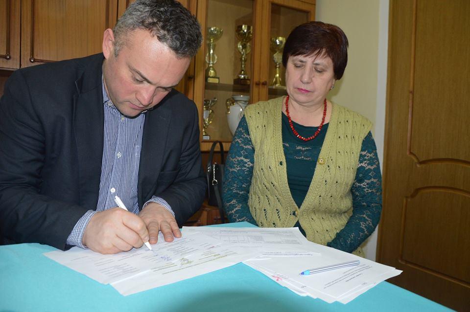 Передача штучного покриття для футбольного поля до Іванкова. Фото